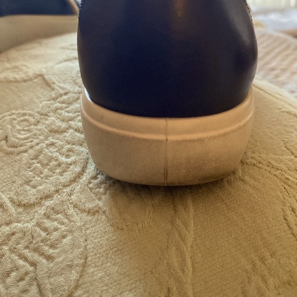 Navy Blue ECCO Leather sneakers. Size39EU/8US. Slight scuff on upper right shoe - Picture 3 of 16